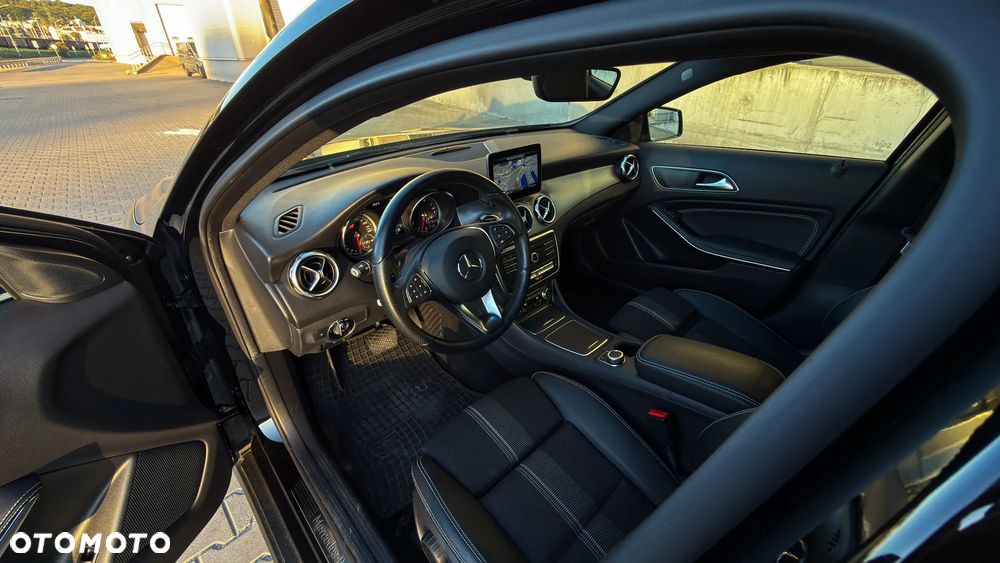 Mercedes-Benz GLA 200 7G-DCT - 25