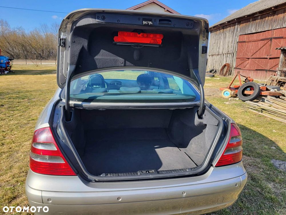 Mercedes-Benz Klasa E 220 T CDI Classic - 4