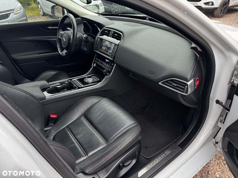 Jaguar XE 2.0 T Prestige - 25