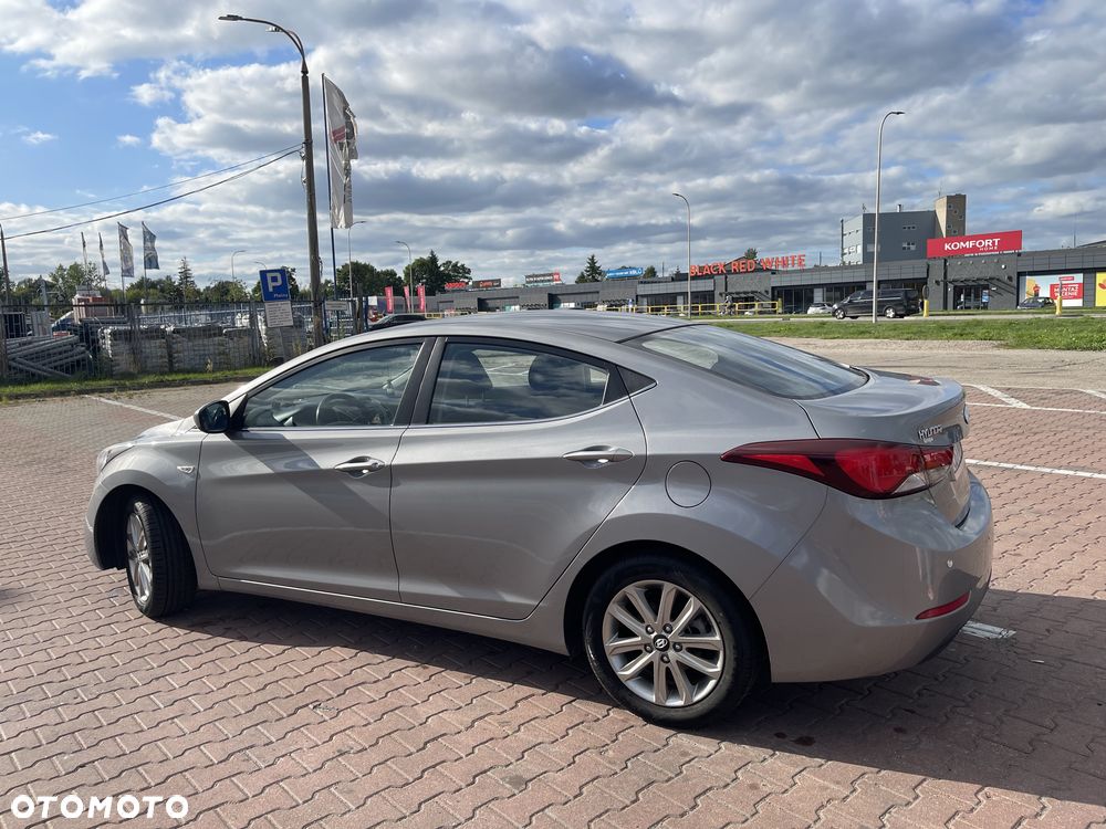 Hyundai Elantra - 2