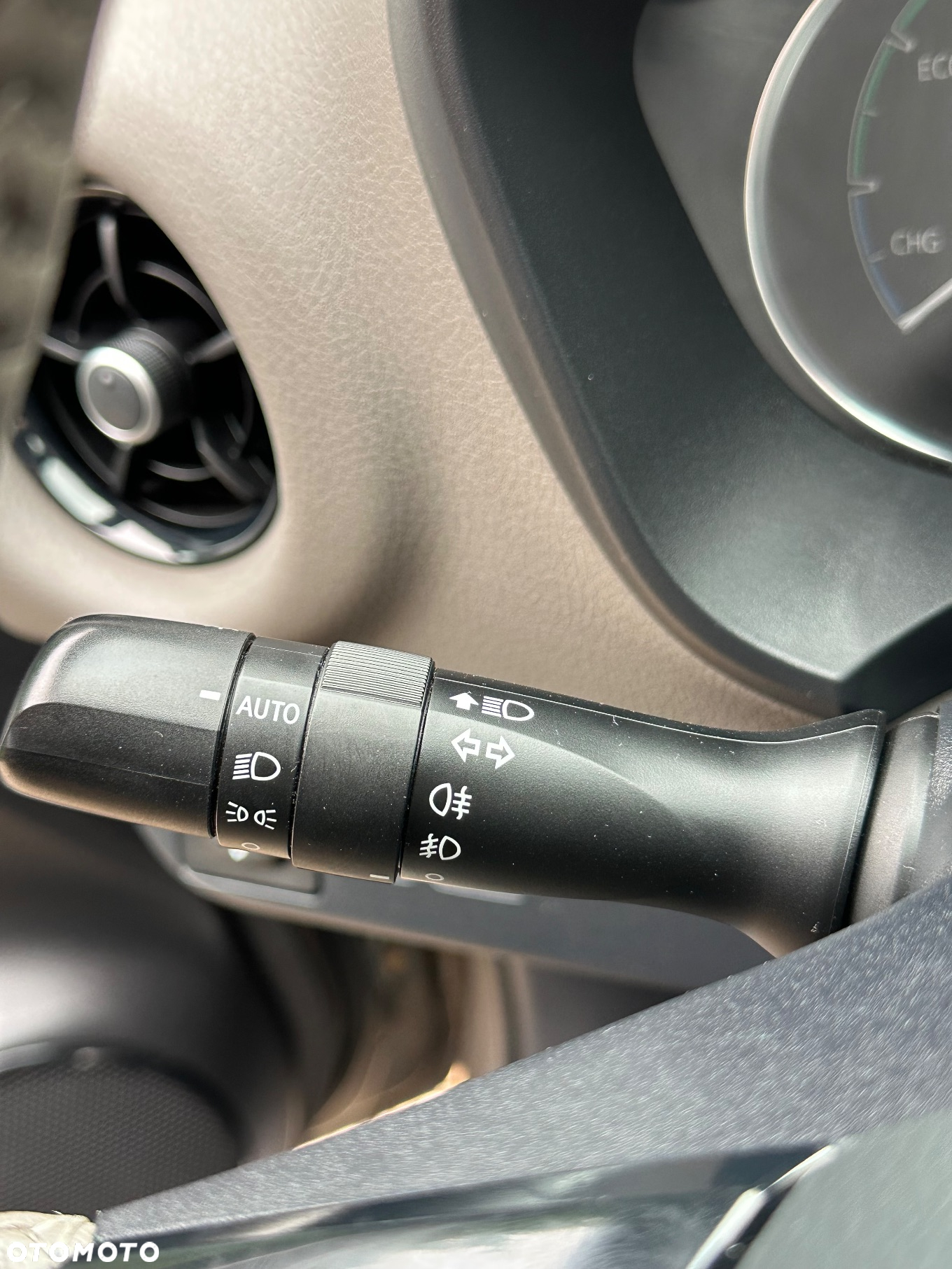 Toyota Yaris Hybrid 100 Selection Platinum - 26