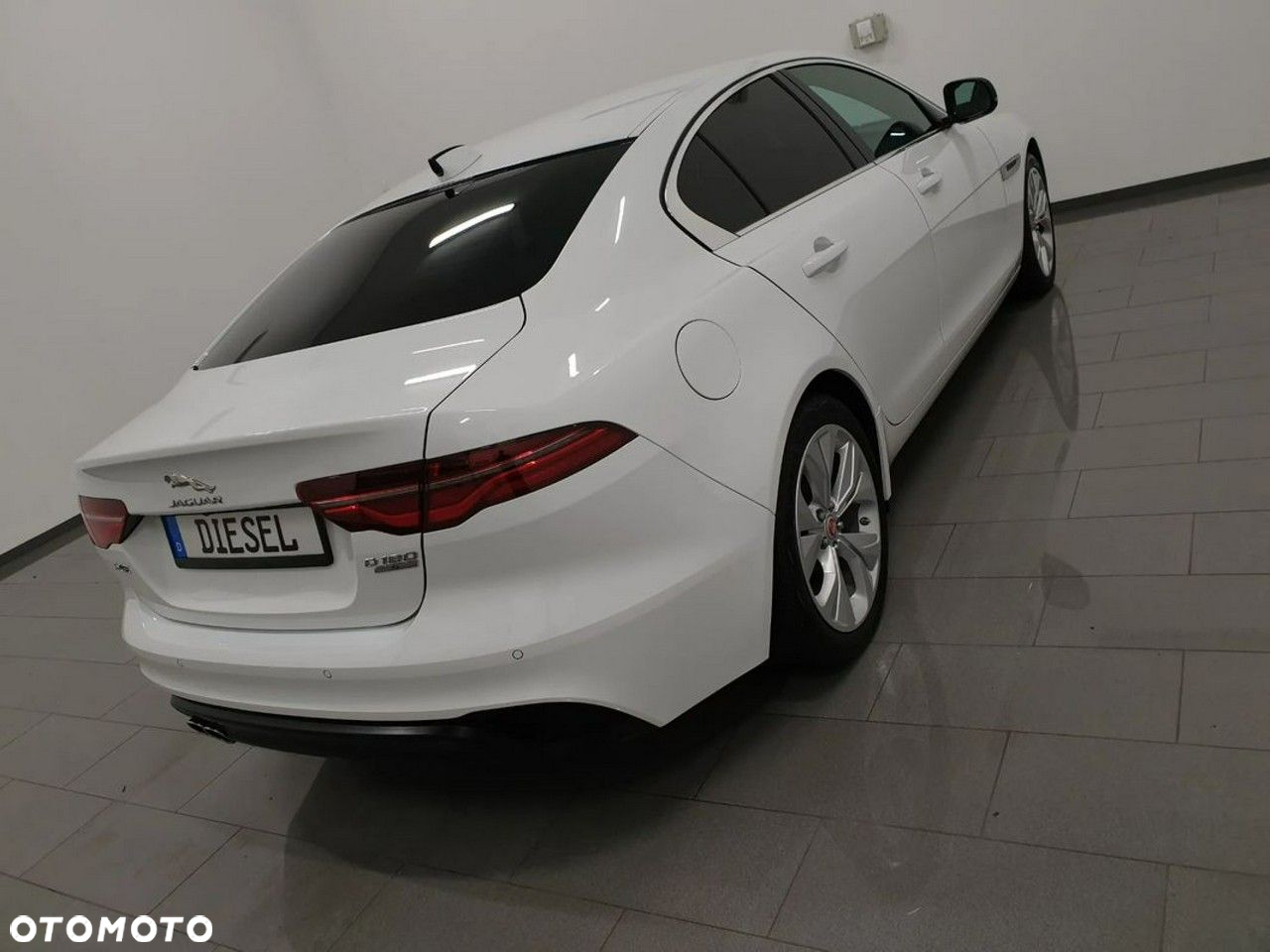 Jaguar XE 2.0 D180 SE - 6