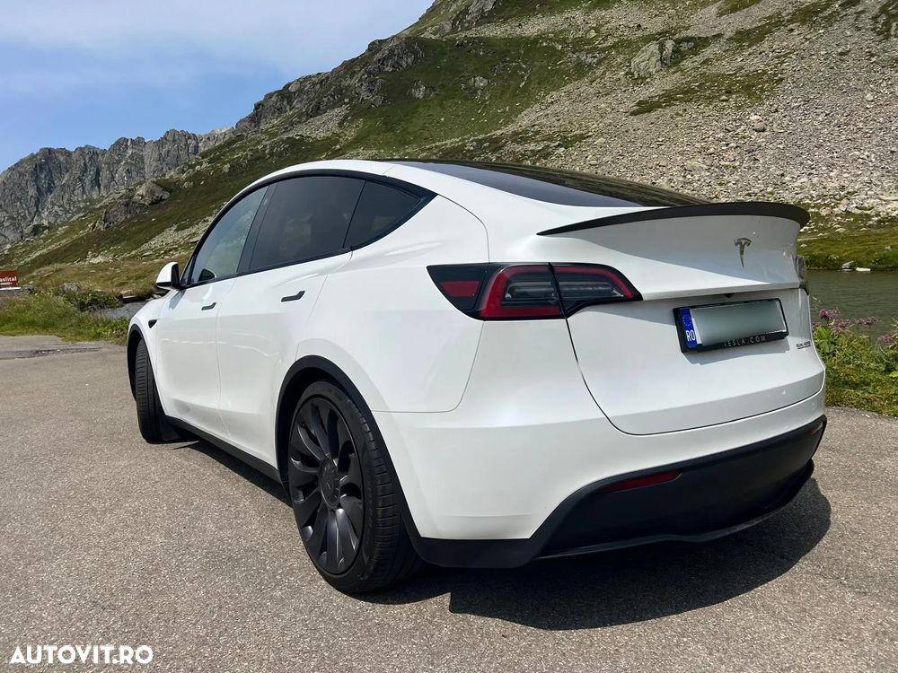 Tesla Model Y Performance Dual Motor AWD - 3
