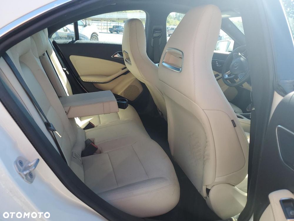 Mercedes-Benz CLA 250 4Matic 7G-DCT AMG Line - 10