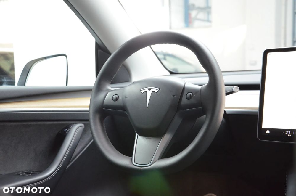 Tesla Model Y Long Range AWD - 17