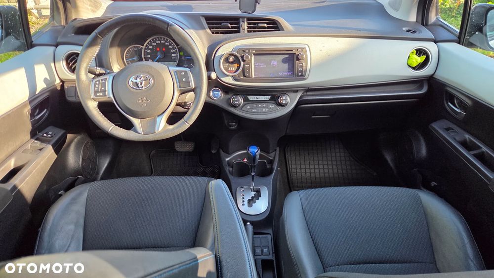 Toyota Yaris Hybrid 100 Selection Platinum - 6