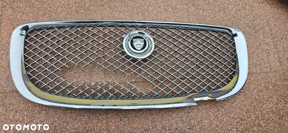 Jaguar XJ 351 LIFT 2010-2015 Atrapa zderzaka przedniego Grill Kratka środkowa znaczek emblemat logo - 1