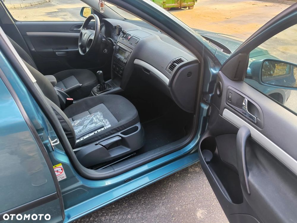Skoda Octavia 1.6 Combi Ambiente - 15