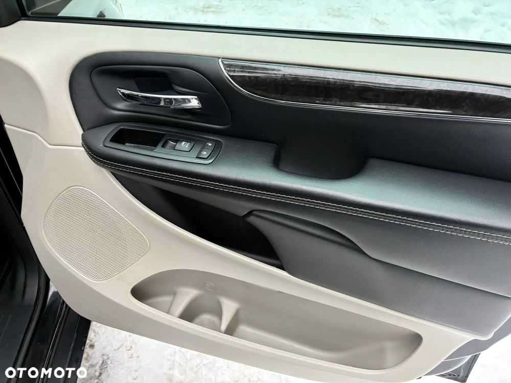 Chrysler Town & Country 3.6 Limited - 34