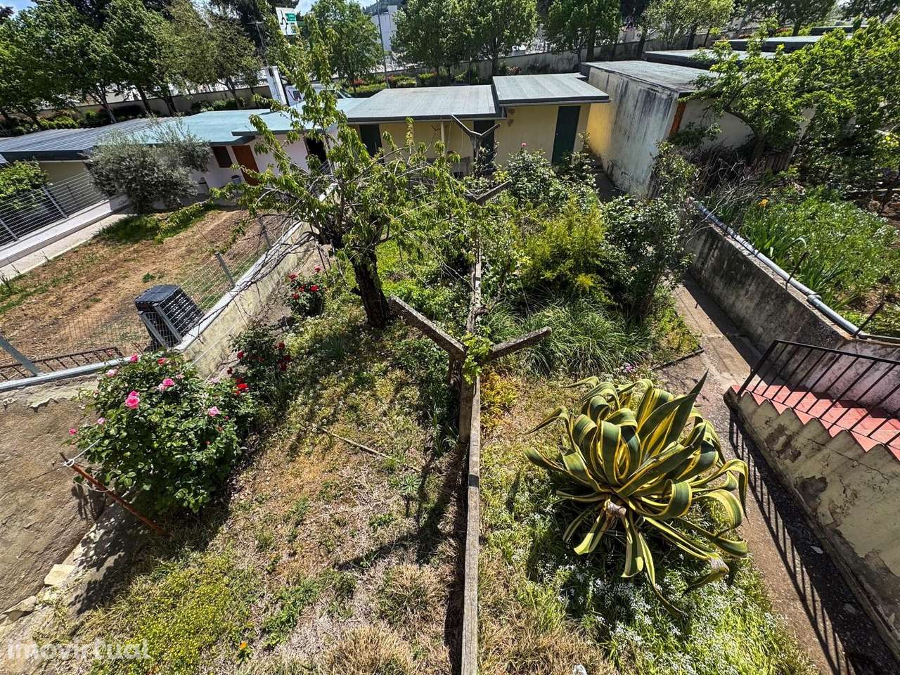 Moradia com potencial no centro de Bragança – ideal para habitação par - Grande imagem: 2/39