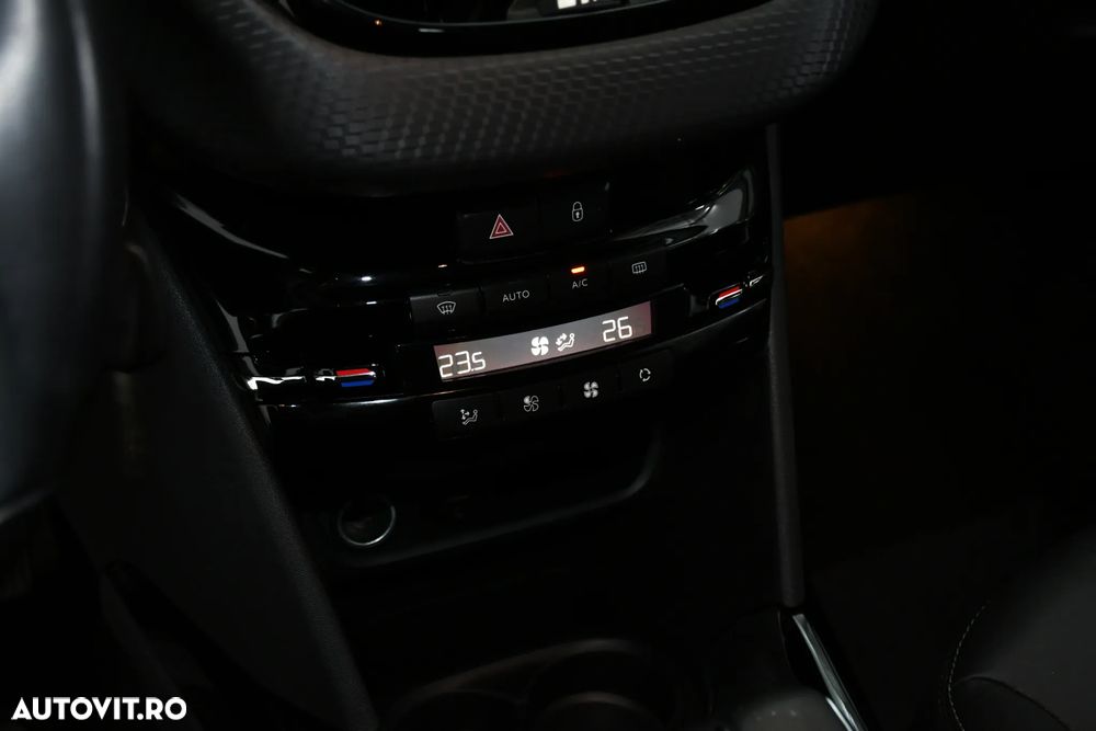 Peugeot 2008 1.2 L PureTech Turbo S&S Allure - 23