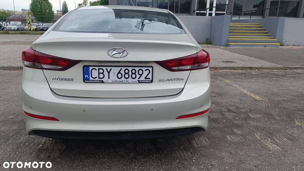 Hyundai Elantra 1.6 Comfort - 8