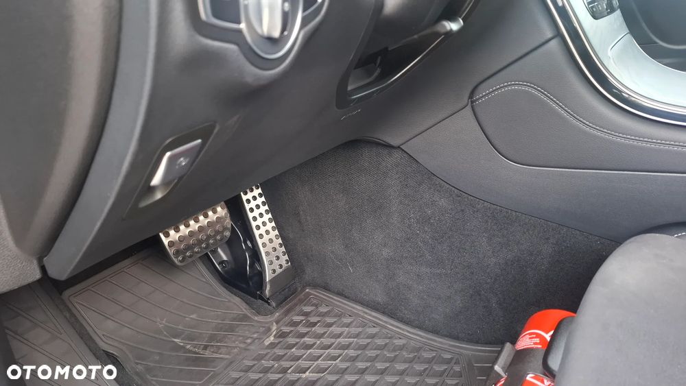 Mercedes-Benz GLC 200 d 4Matic 9G-TRONIC AMG Line Plus - 24