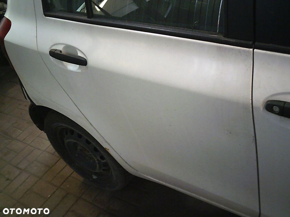 DRZWI PRAWE TYLNE  TOYOTA YARIS II 068 - 1