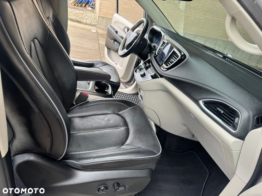 Chrysler Pacifica - 11