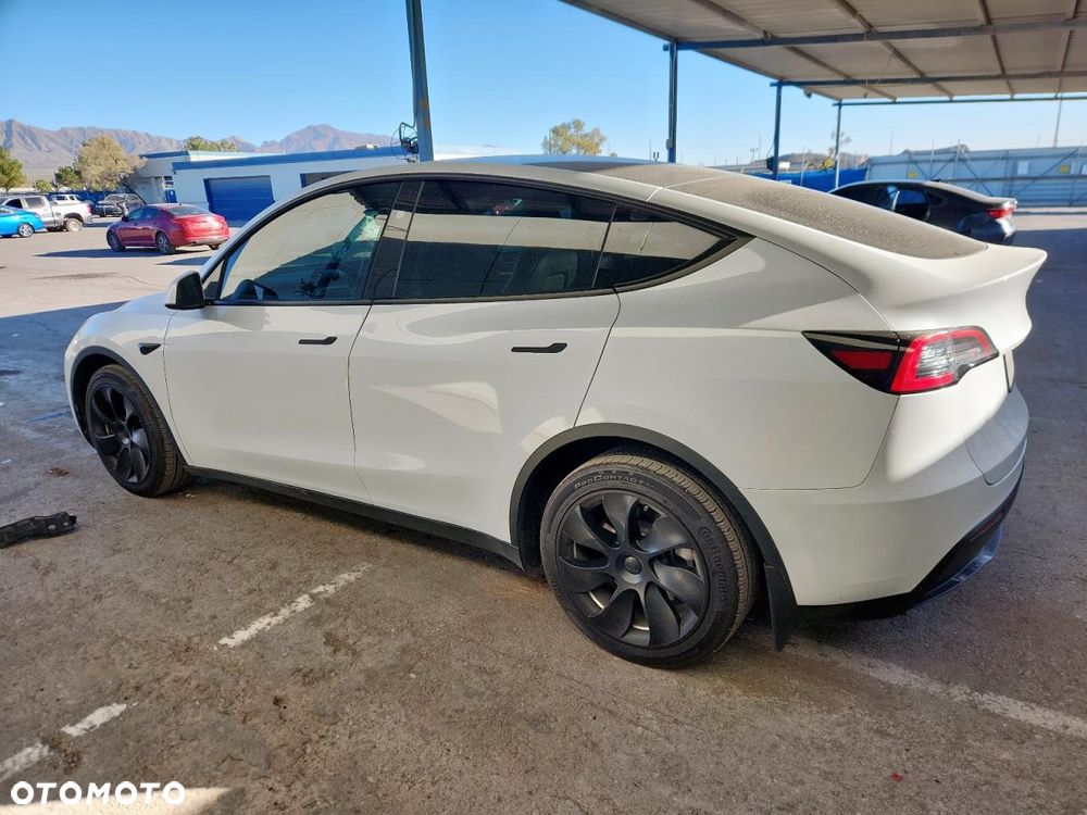 Tesla Y - 5
