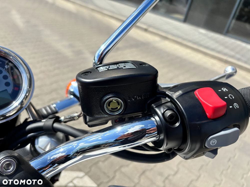 Triumph Bonneville - 9