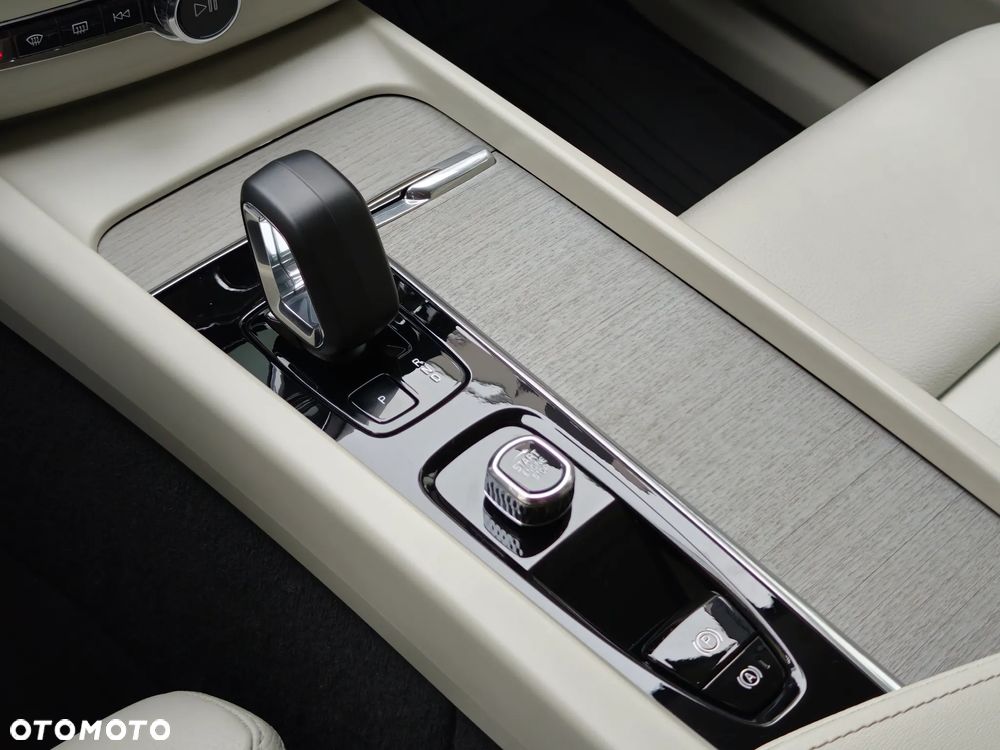 Volvo XC 60 B4 D AWD Plus Bright - 32