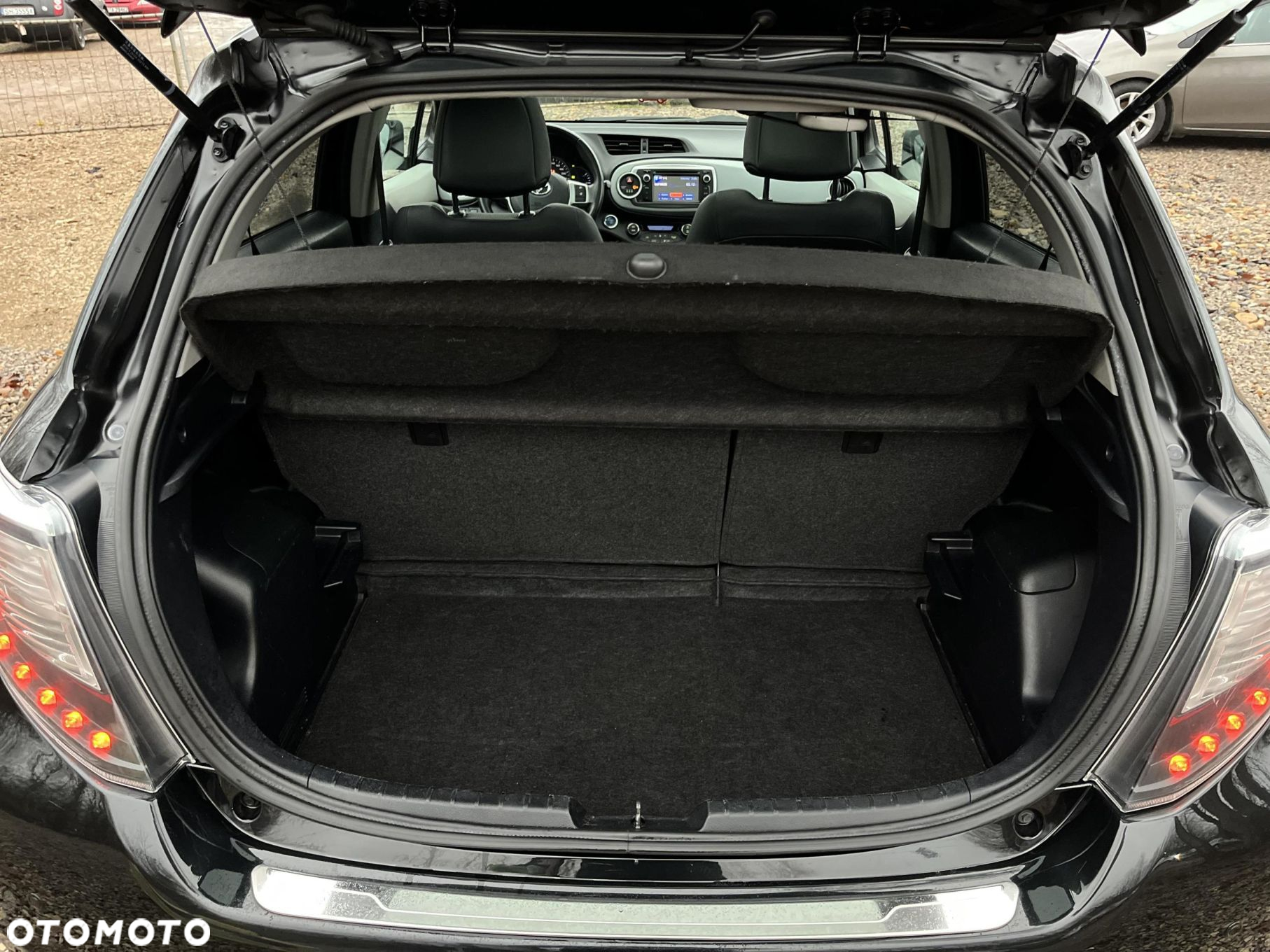 Toyota Yaris Hybrid 100 Dynamic - 12