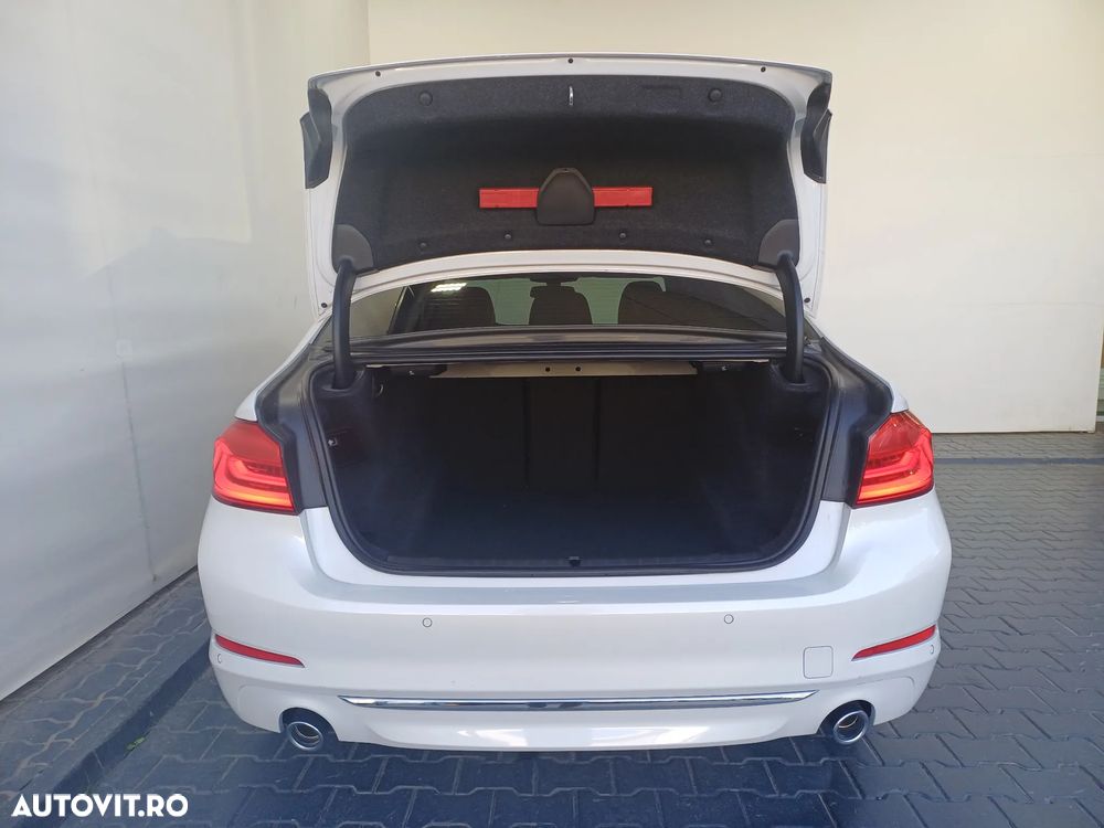 BMW Seria 5 520d xDrive AT - 28