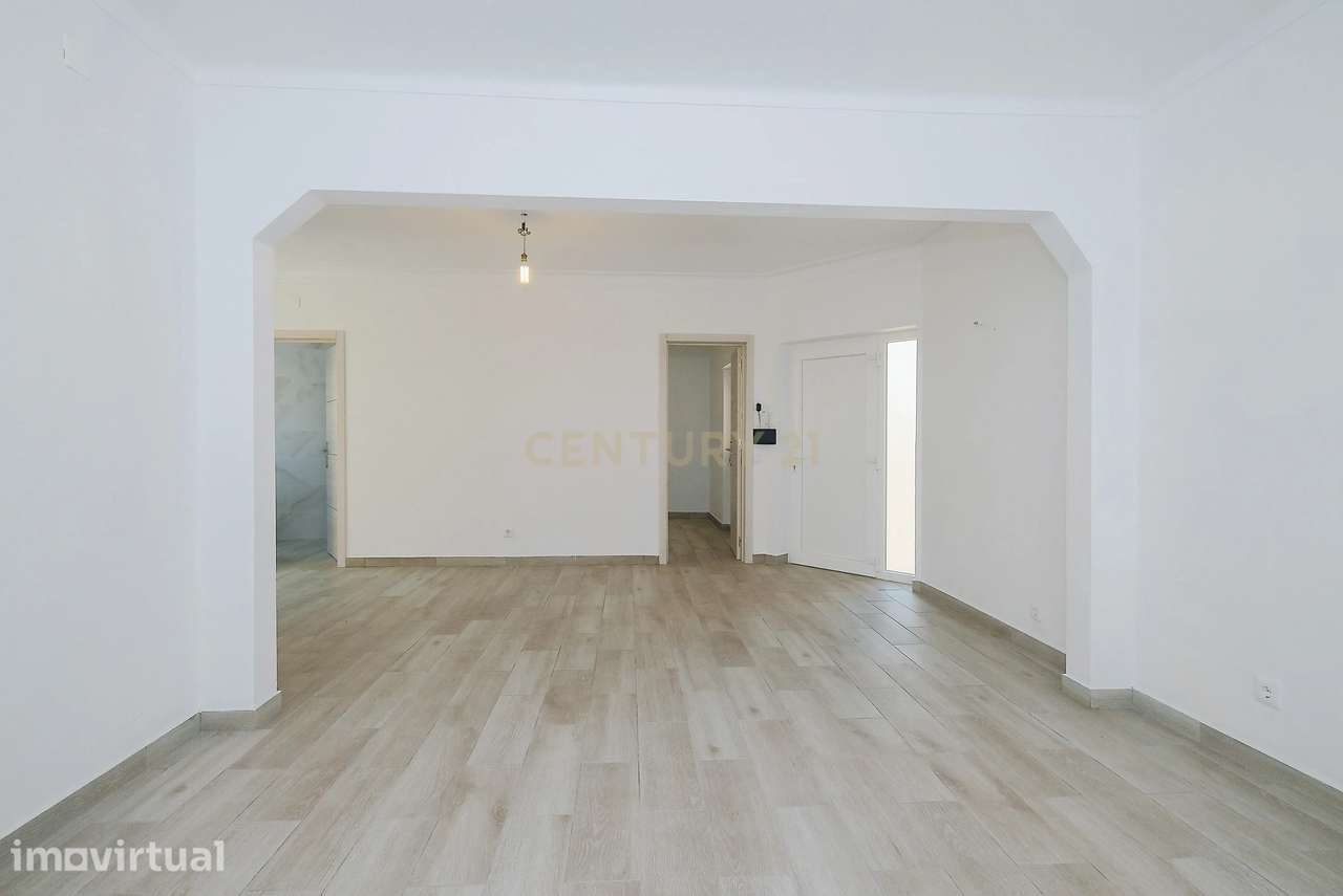 Moradia T4 Renovada no Estoril | Conforto, Espaço e Excelente Localiza - Grande imagem: 5/46