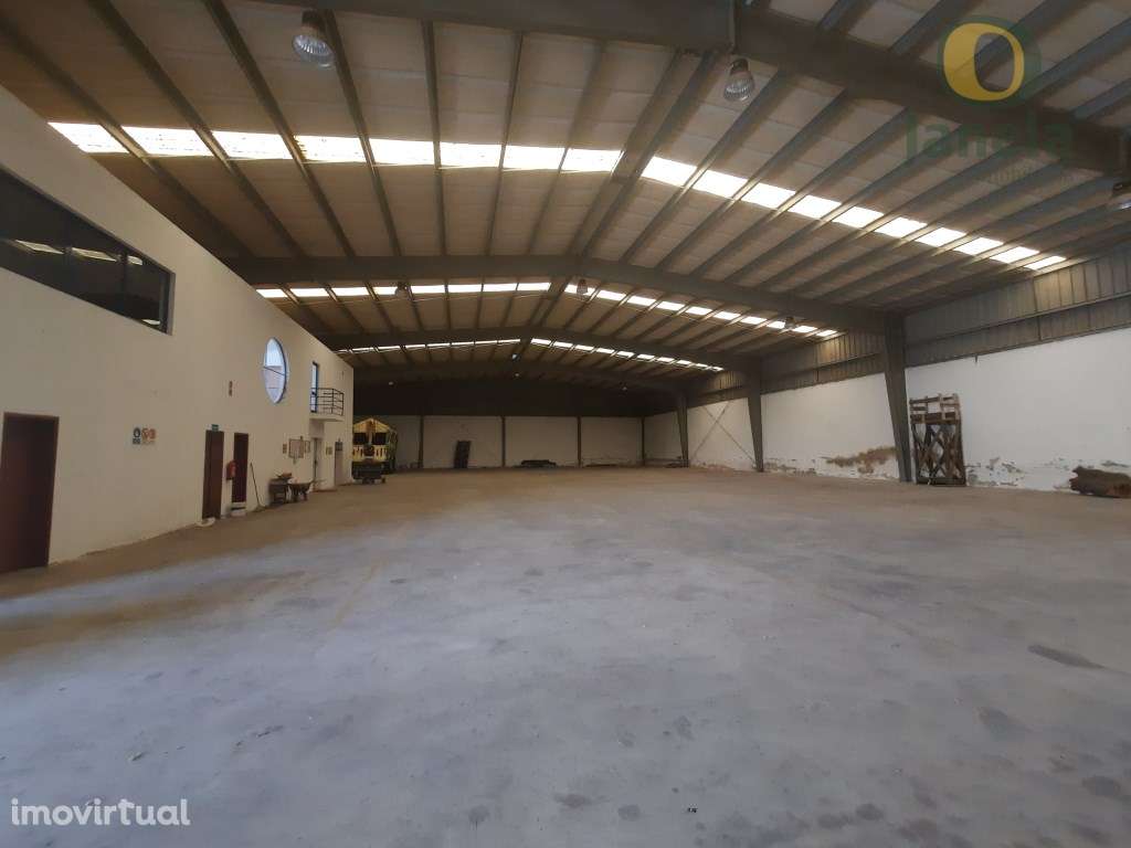 Fábrica com 2310 m2, com armazém, balneários, refeitório, em zona i... - Grande imagem: 4/22