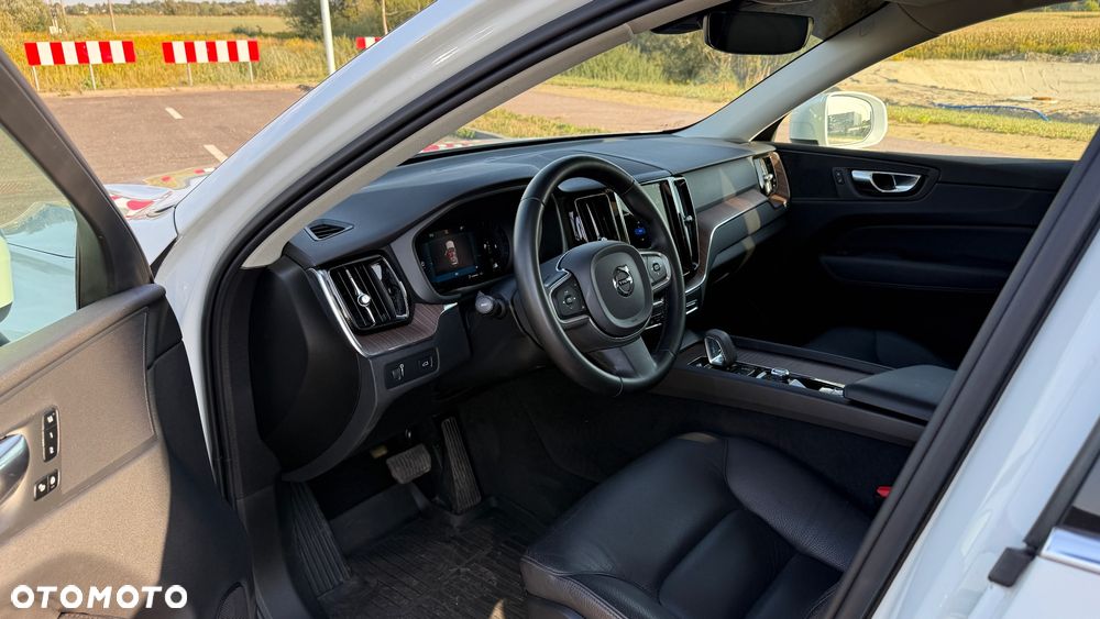 Volvo XC 60 B5 B Momentum - 28
