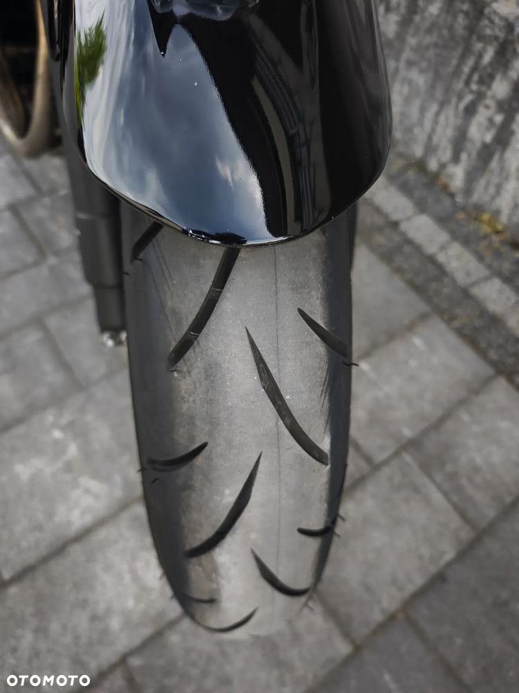 Suzuki GSR - 10