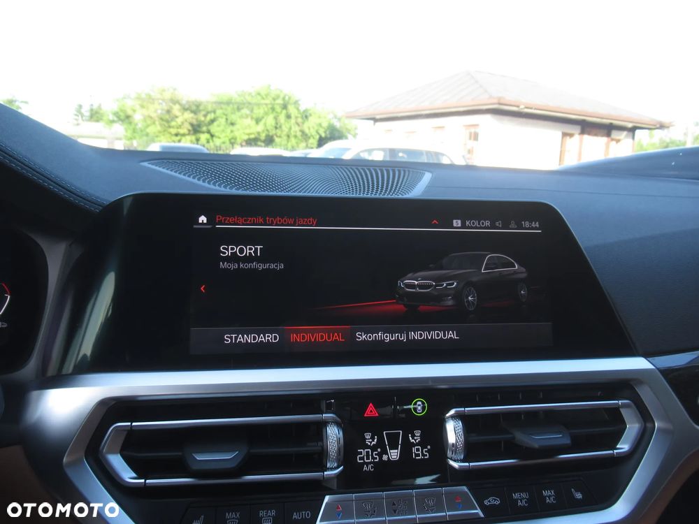 BMW Seria 3 318i Luxury Line - 28