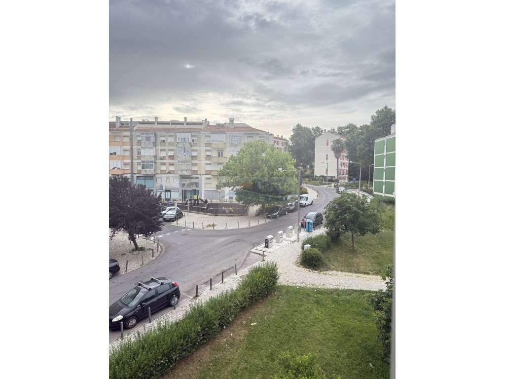 T4 Espaçoso e Pronto a Habitar em Benfica - Excelente Oportunidade! - Grande imagem: 2/8