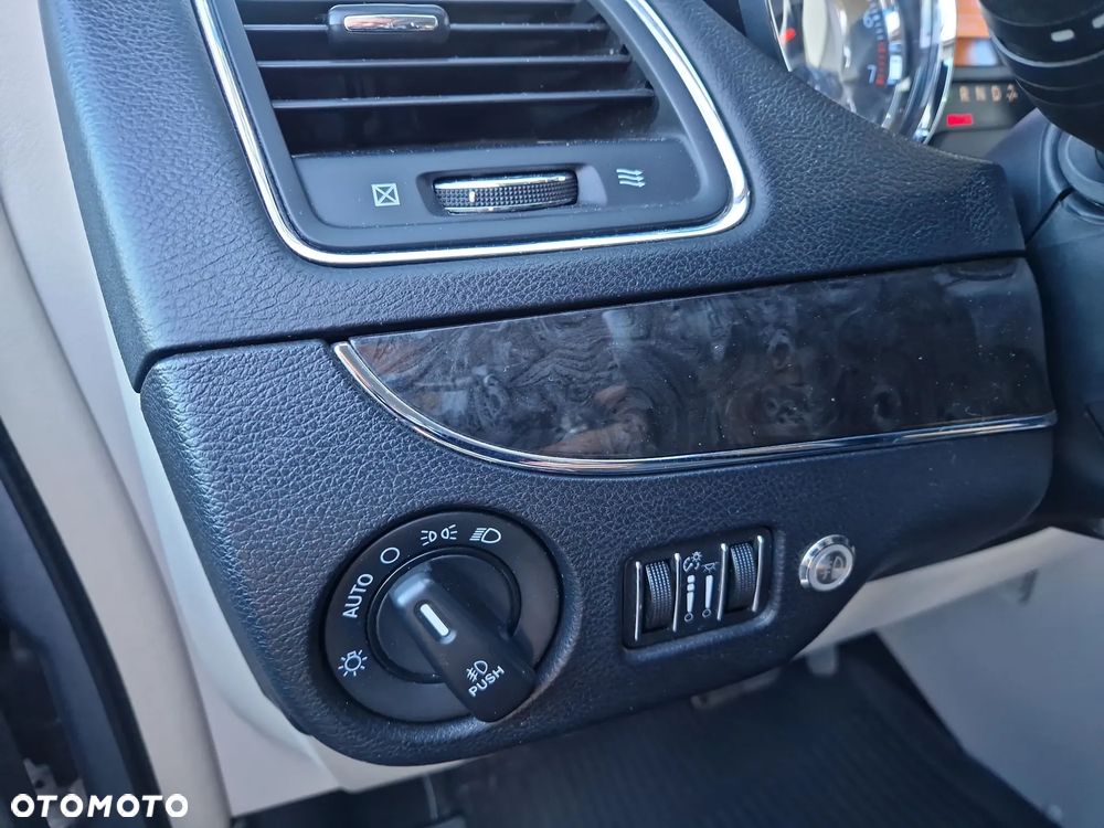 Chrysler Town & Country 3.6 Touring - 23