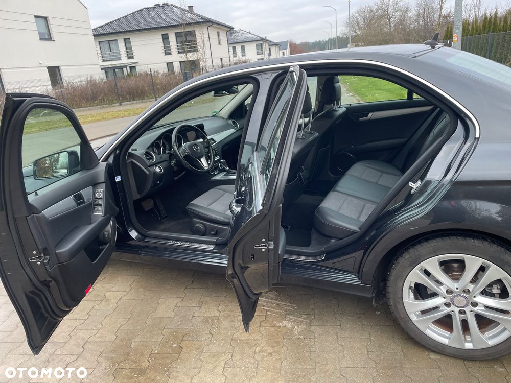 Mercedes-Benz Klasa C 180 CGI Automatik BlueEFFICIENCY Avantgarde - 16