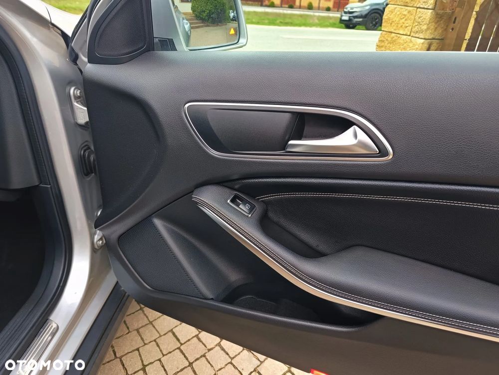 Mercedes-Benz GLA 180 Urban - 26