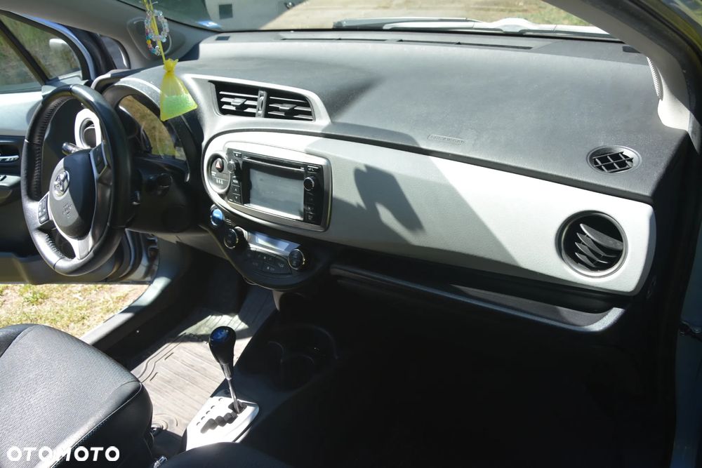 Toyota Yaris Hybrid 100 Dynamic - 10