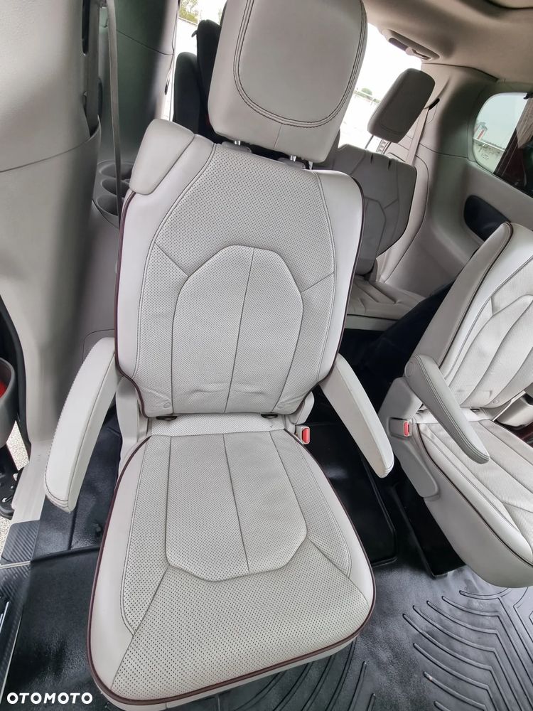 Chrysler Pacifica - 28