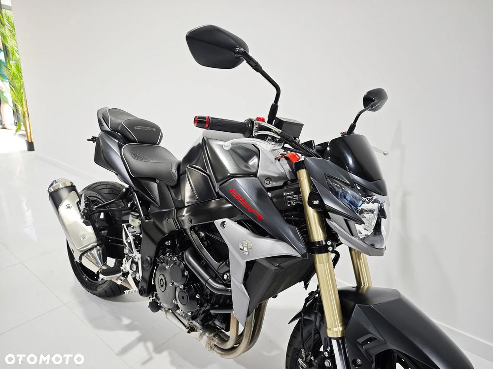 Suzuki GSR - 7