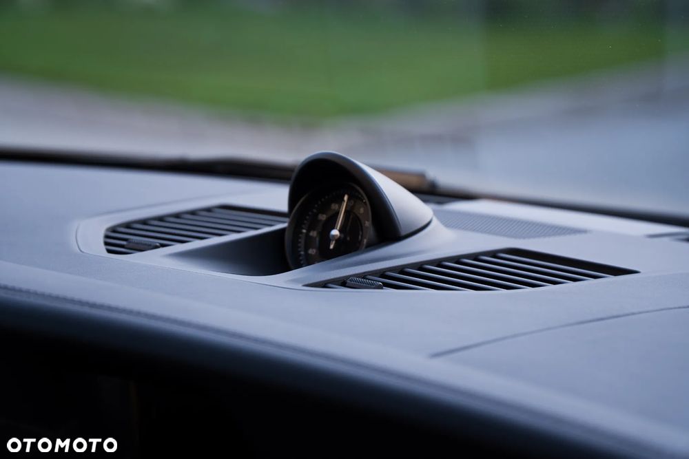 Porsche 911 Carrera 4 - 8