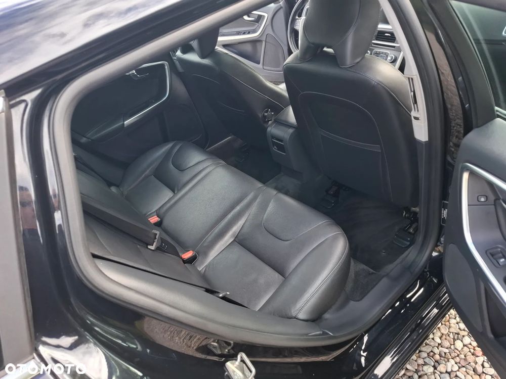 Volvo V60 D6 AWD Plug-in Hybrid R-Design Summum - 12