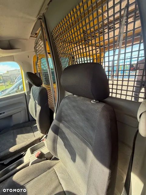 FOTEL KIEROWCY LUB PASAZERA VW  CADDY TOURAN 03-15 - 2