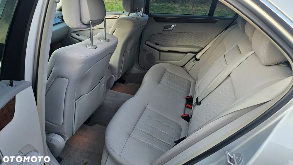 Mercedes-Benz Klasa E 300 CDI DPF BlueEFFICIENCY 7G-TRONIC Elegance - 12