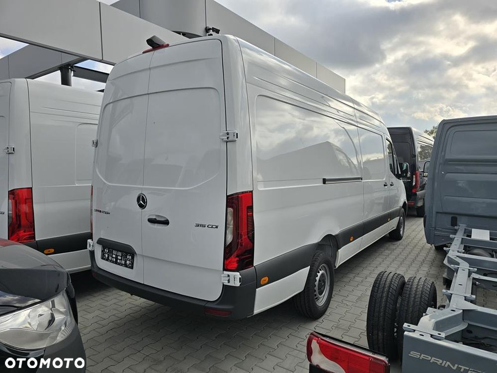 Mercedes-Benz Sprinter - 4