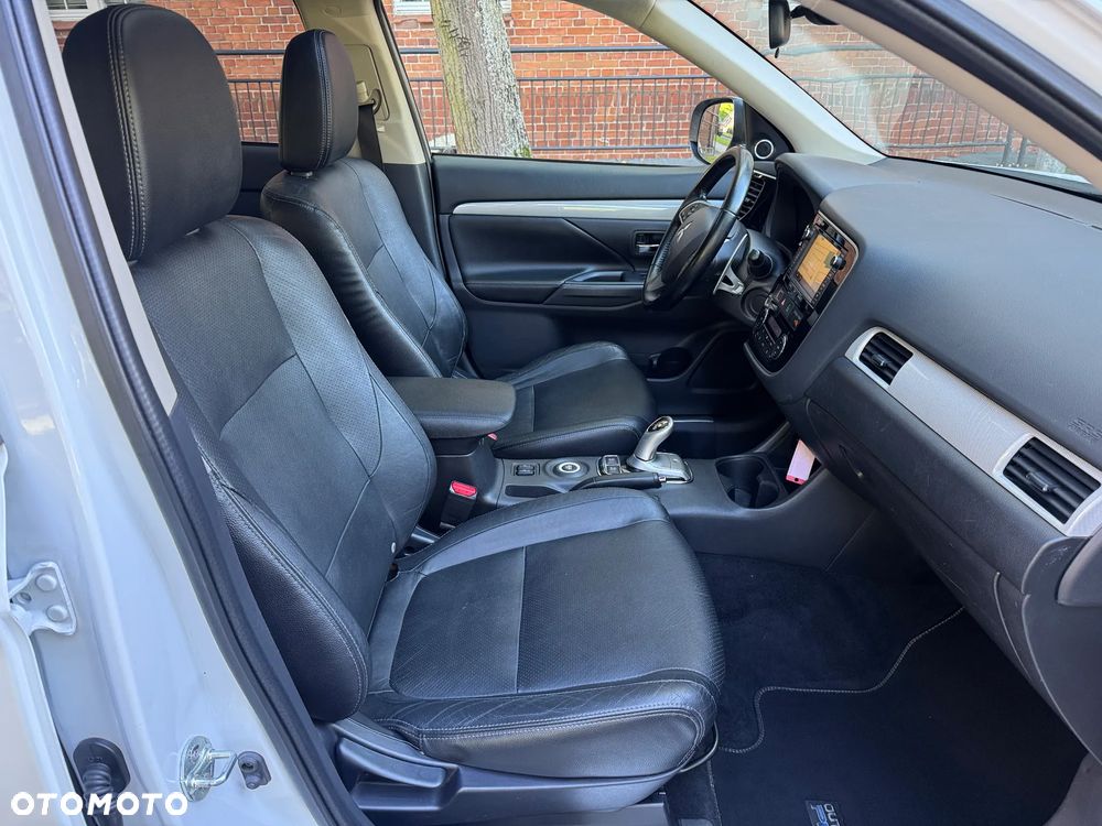 Mitsubishi Outlander PHEV Instyle NAVI + - 11