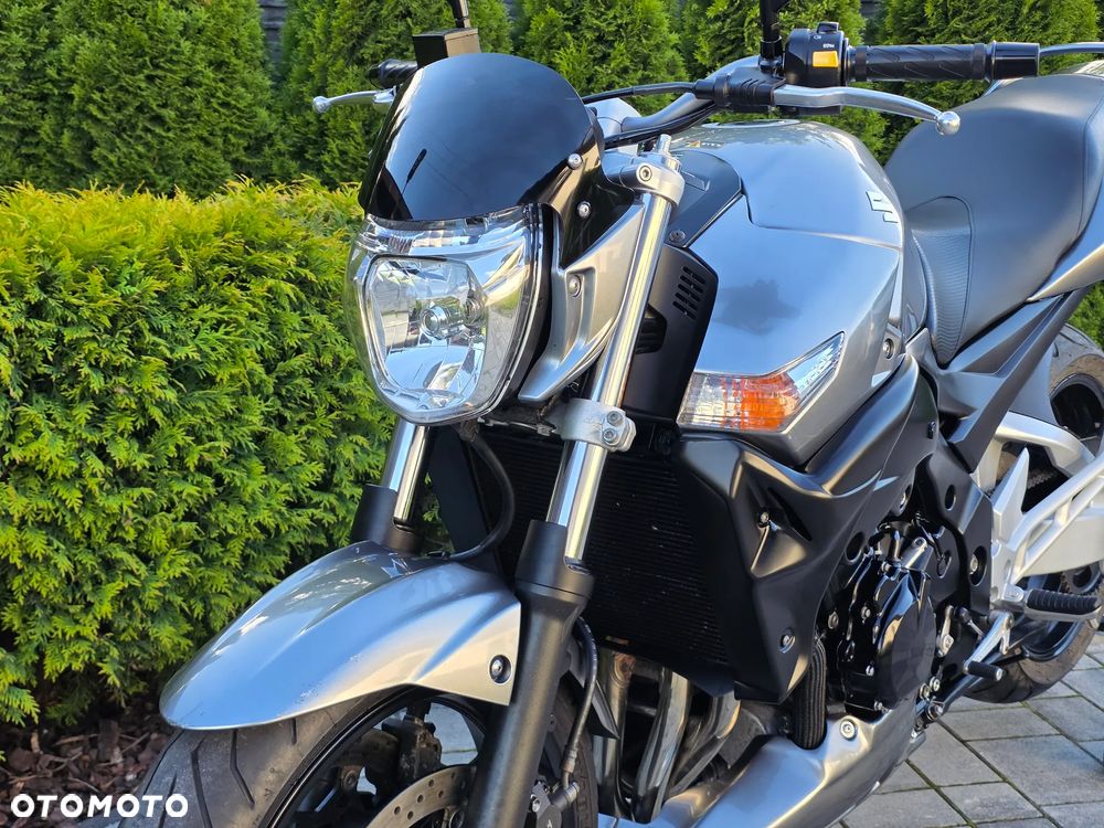 Suzuki GSR - 23