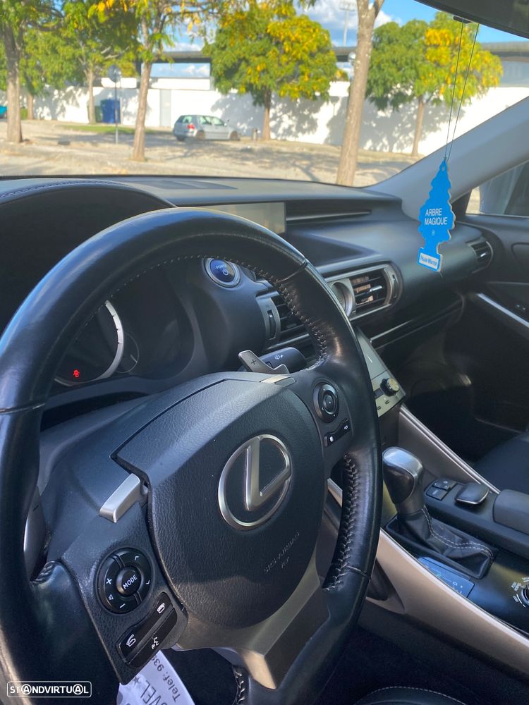 Lexus IS 300H - 8