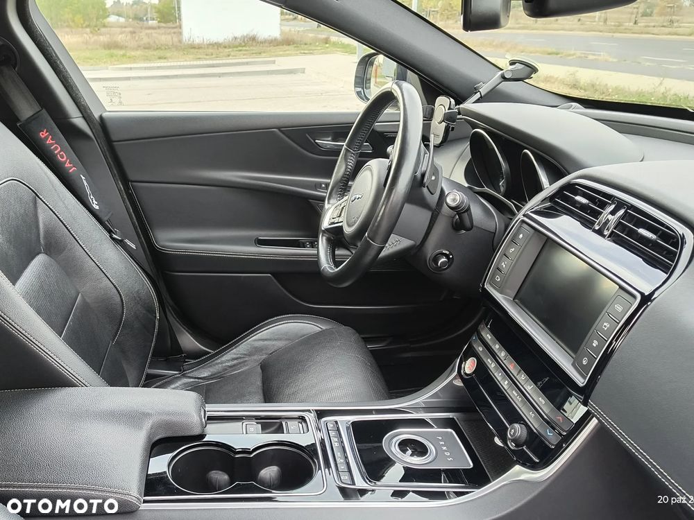 Jaguar XE 2.0 T R-Sport - 9