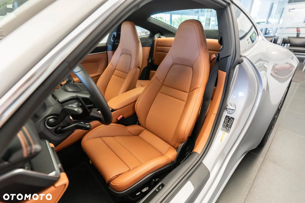 Porsche 911 Carrera - 10