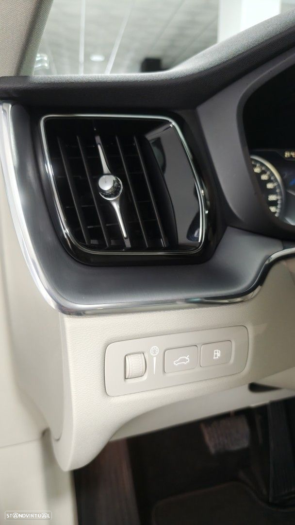 Volvo XC 60 2.0 T8 PHEV Momentum Plus AWD - 31