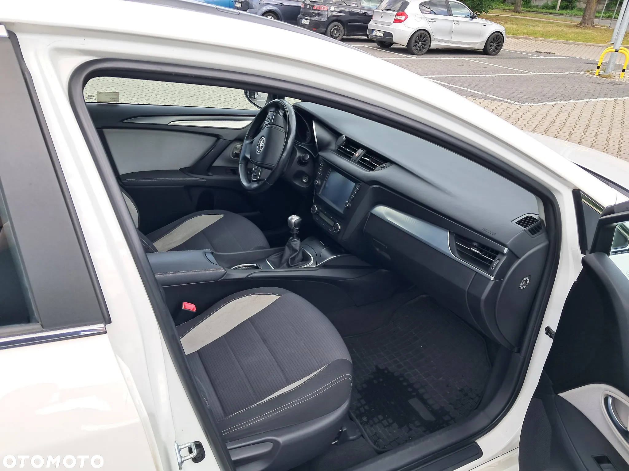 Toyota Avensis 2.0 D-4D Premium - 8