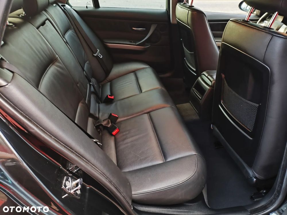 BMW Seria 3 325i Touring - 14