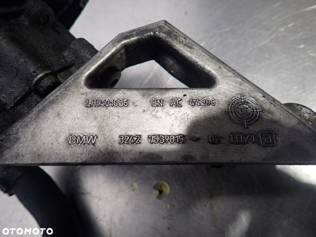POMPA WSPOMAGANIA Z ZBIORNICZKIEM BMW E91  6768034-02 7539015-02 - 6